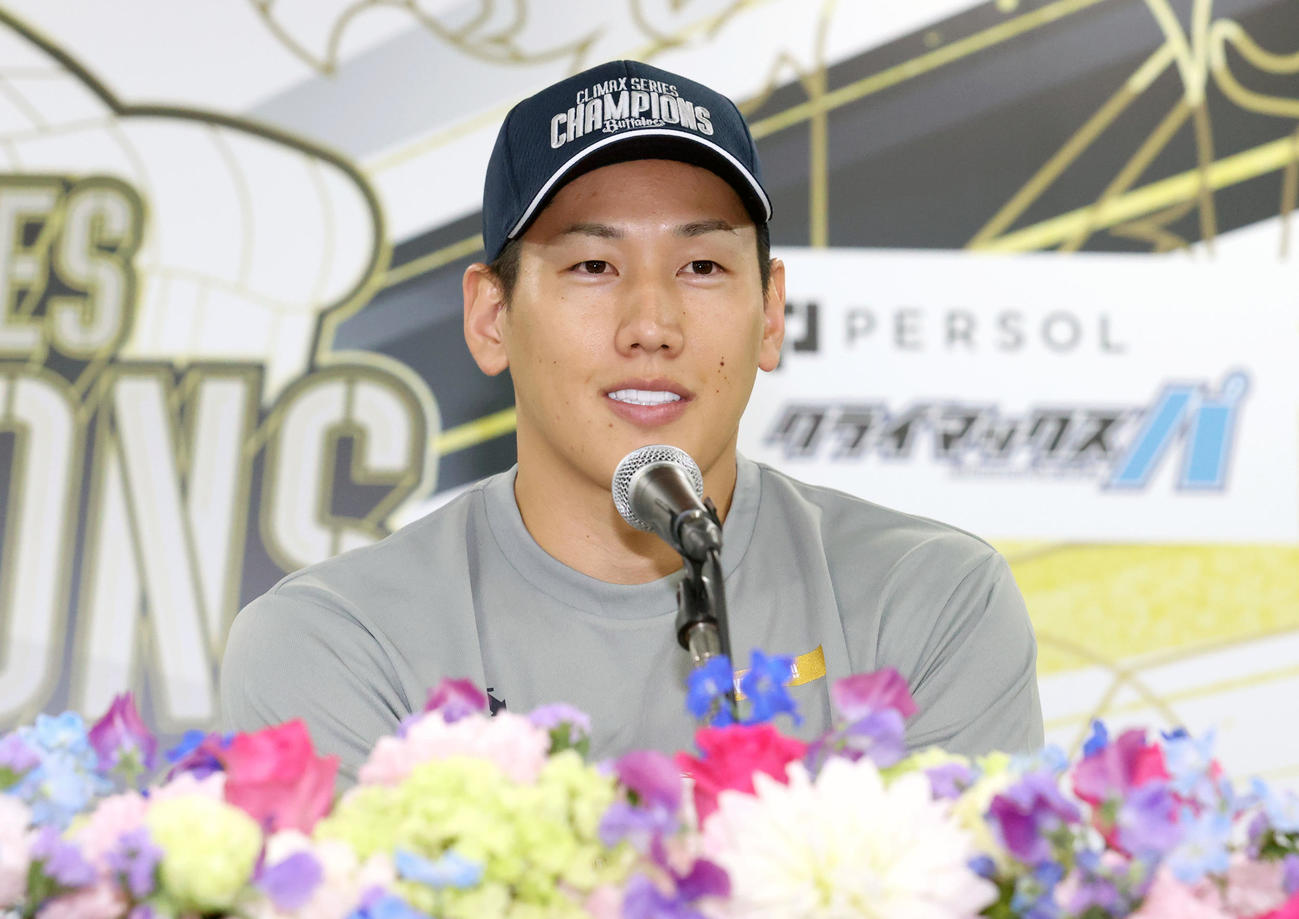 日本シリーズ進出を決め、会見で笑顔を見せるオリックス吉田正（撮影・上山淳一）