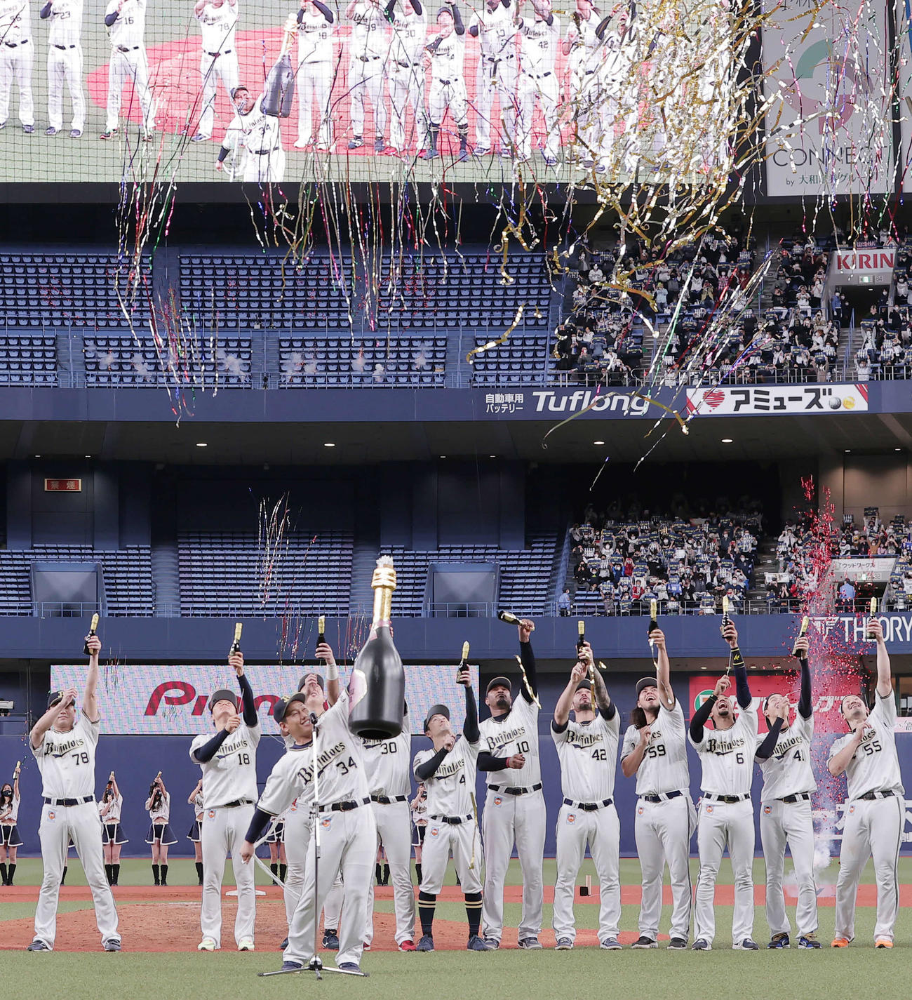 オリックス対ロッテ　クライマックスシリーズ優勝を果たし高々とクラッカーを打ち上げるオリックス吉田正（手前）