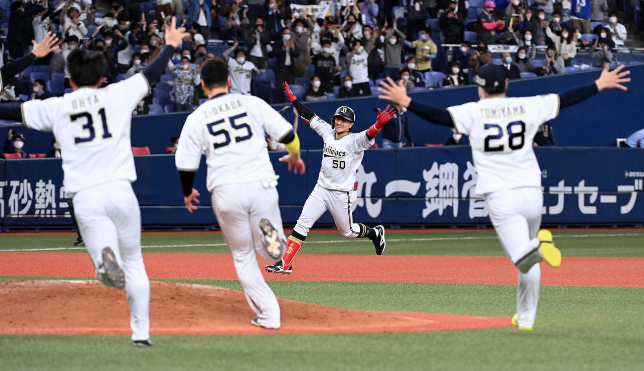 オリックス対ロッテ　9回裏オリックス無死一、二塁、小田（中央）はファイナルステージ突破を決める右前適時打を放ちナインの歓喜の輪に向かう（撮影・前岡正明）