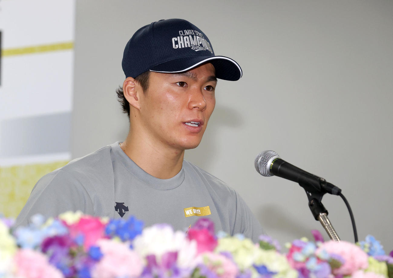 日本シリーズ進出を決め、会見で話すオリックス山本（撮影・上山淳一）