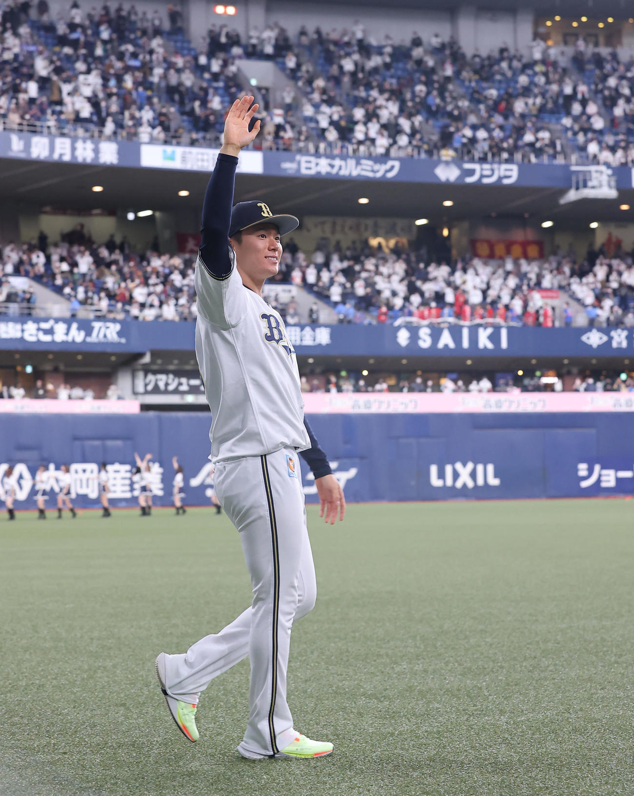 オリックス対ロッテ　クライマックスシリーズ優勝を果たし場内一周するオリックス山本（撮影・垰建太）