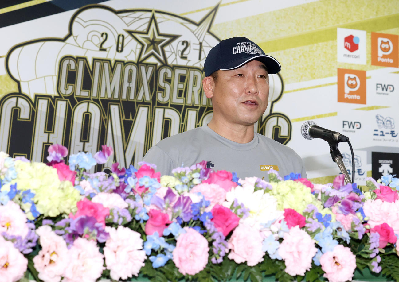 日本シリーズ進出を決め、会見で笑顔を見せるオリックス中嶋監督（撮影・上山淳一）