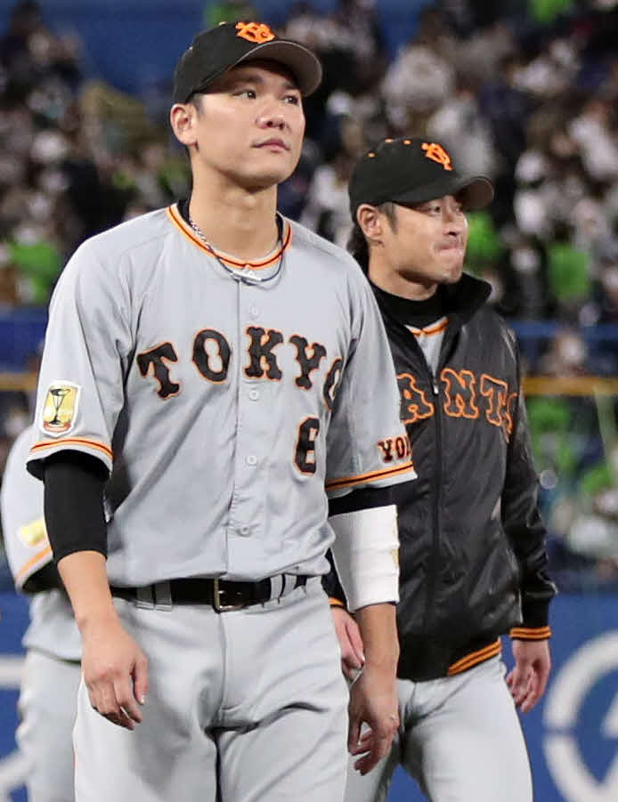 ヤクルト対巨人　試合後、左翼席のファンにあいさつした後、いったんベンチへ引き揚げる坂本（左）と亀井（撮影・狩俣裕三）