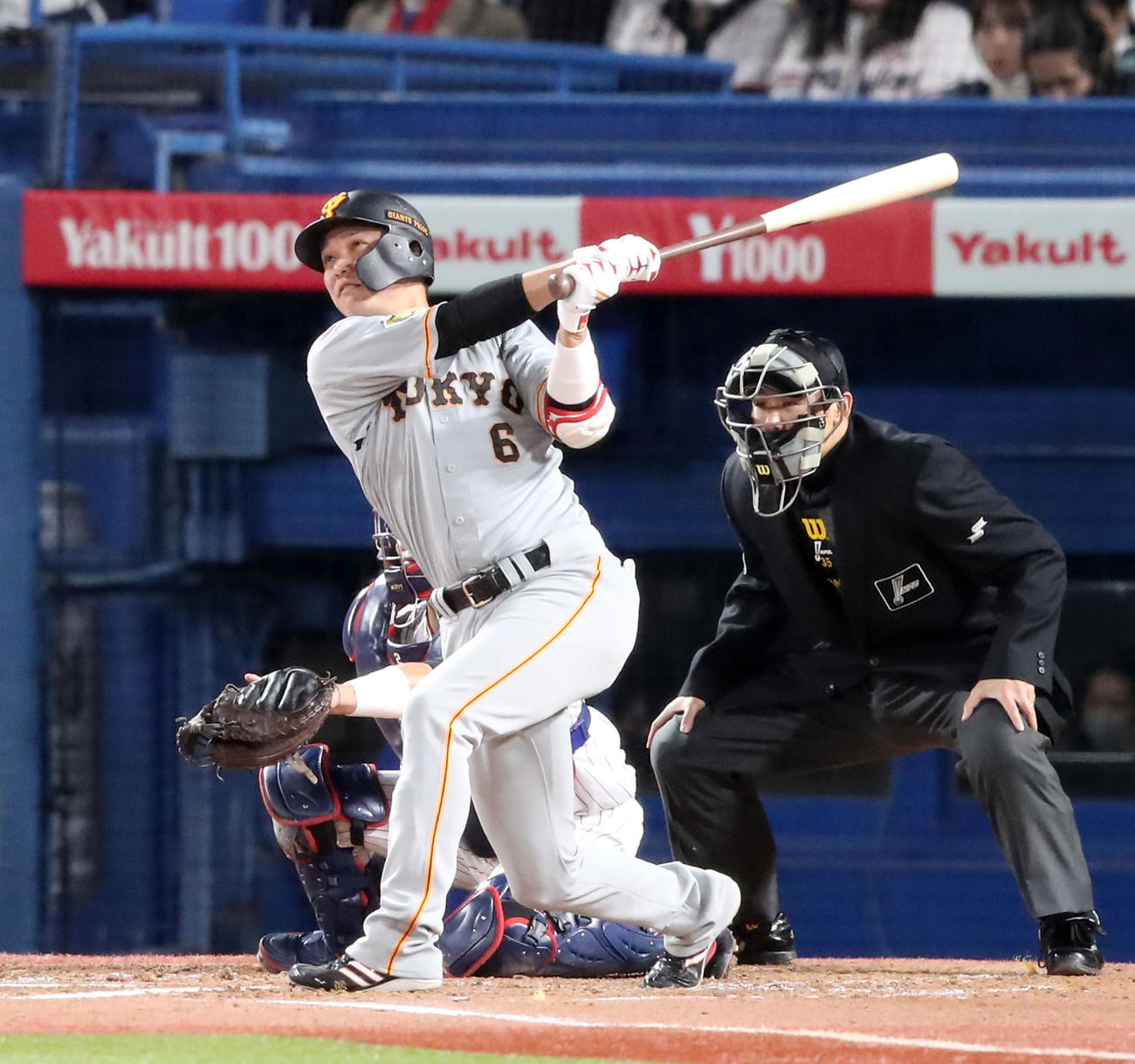 ヤクルト対巨人　3回表巨人1死一、三塁、坂本は先制の中犠飛を放つ（撮影・加藤哉）