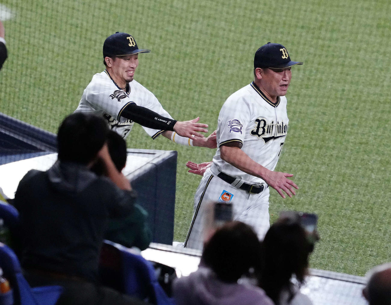 オリックス対ロッテ　セレモニー終了後、胴上げを嫌がり、追いかける安達（左）から逃げる中嶋監督（撮影・江口和貴）