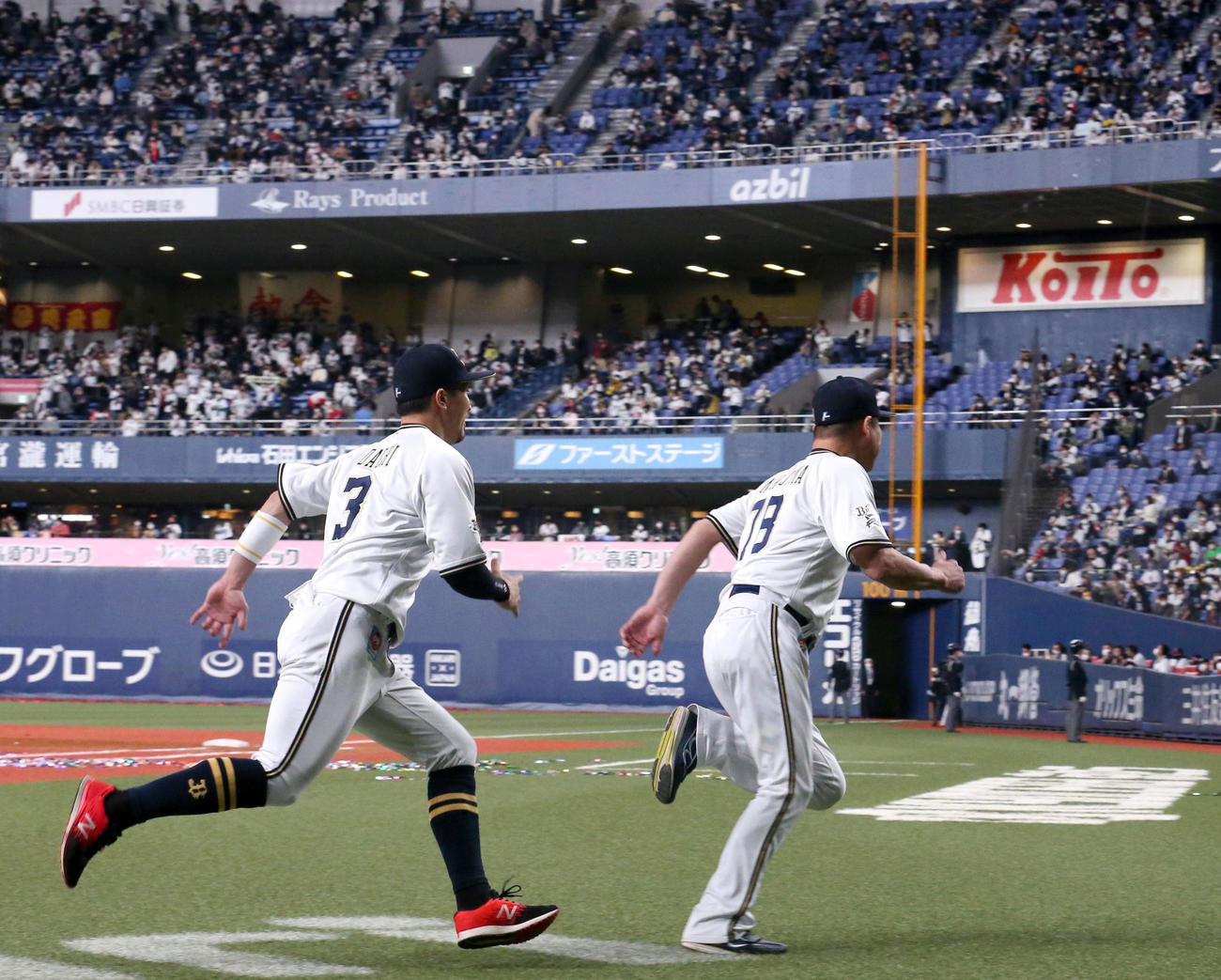 オリックス中嶋監督（右）は胴上げを一時は拒否し逃げる。左は安達了一（撮影・上山淳一）