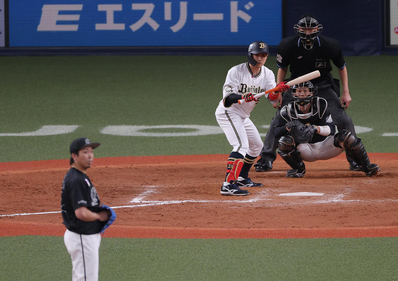 オリックス対ロッテ　9回裏オリックス無死一、二塁、バントの構えを見せる代打小田。投手益田（撮影・前田充）
