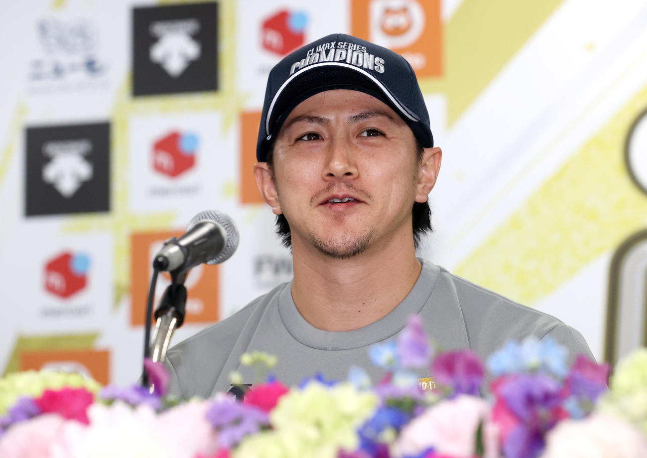 日本シリーズ進出を決め、会見で笑顔を見せるオリックス小田（撮影・上山淳一）