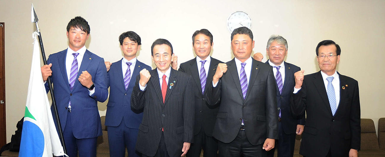 鈴木浜松市長（中央手前左）と記念撮影に応じるヤマハの室田監督（同右）、前野主将（左端）ら