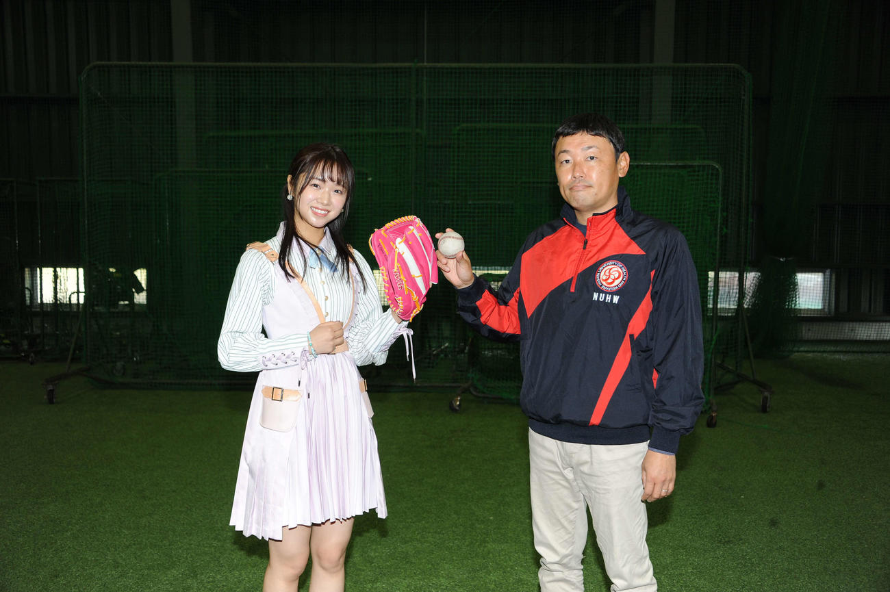 新潟医療福祉大・鵜瀬監督（右）にインタビューした真下