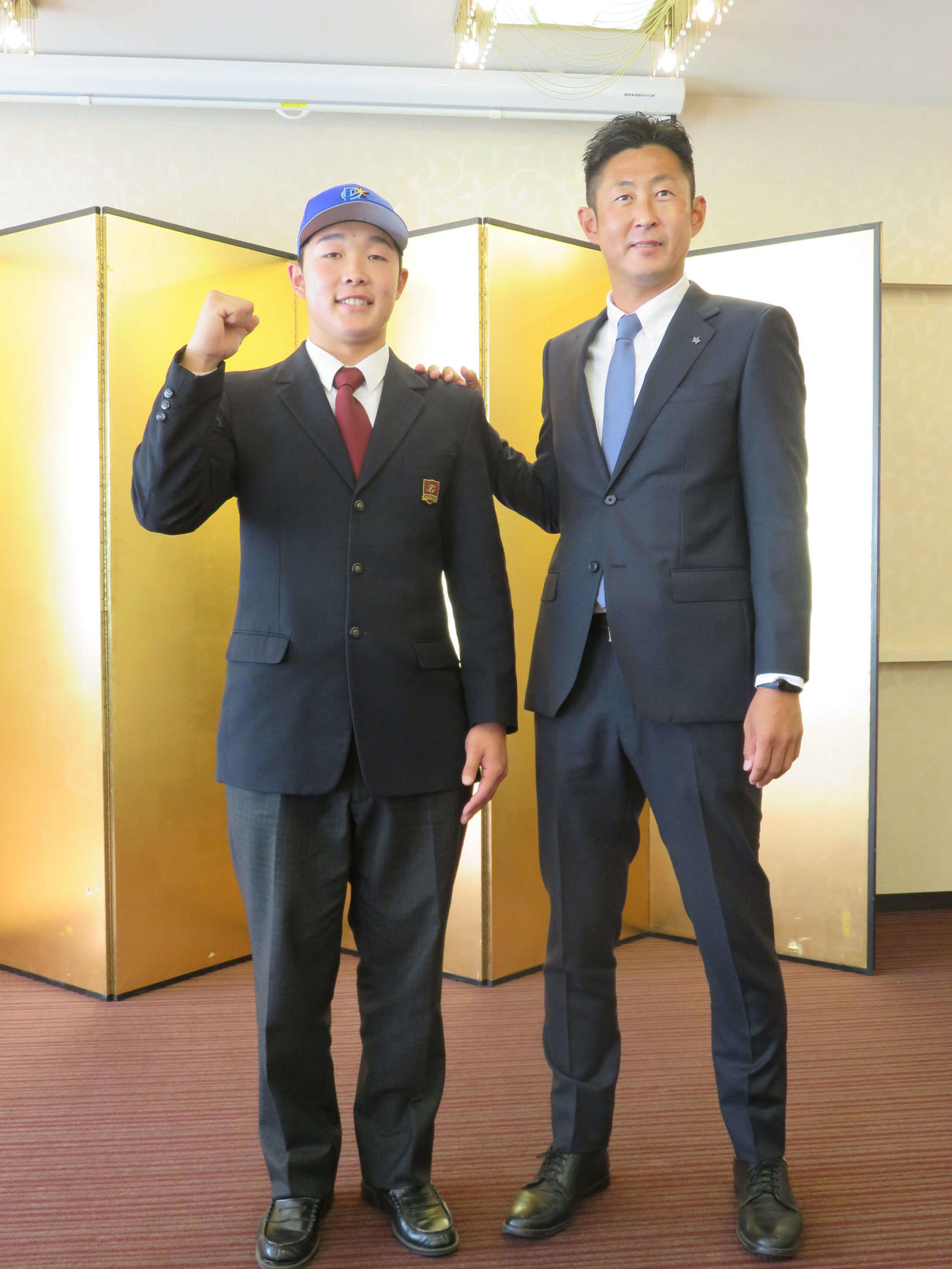 仮契約を結んだDeNAドラフト3位の東京学館・粟飯原内野手（左）と吉見スカウト