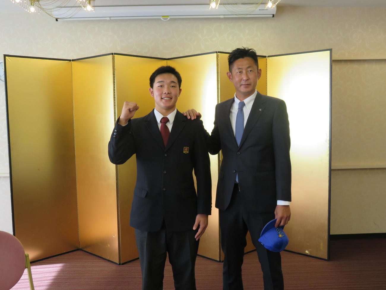 仮契約を結んだDeNAドラフト3位の東京学館・粟飯原内野手（左）と吉見スカウト