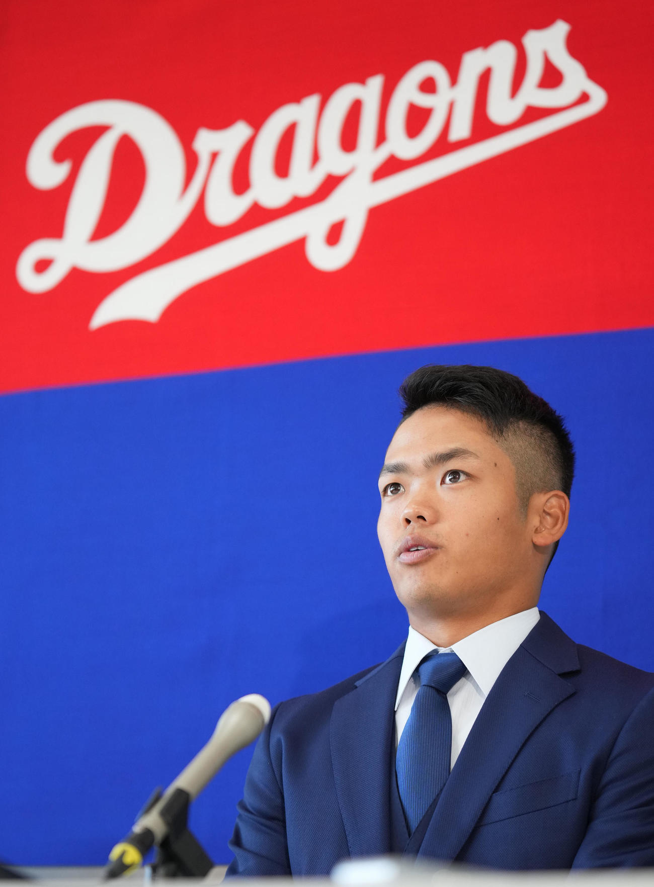 中日契約更改　交渉を終え会見する根尾（撮影・森本幸一）