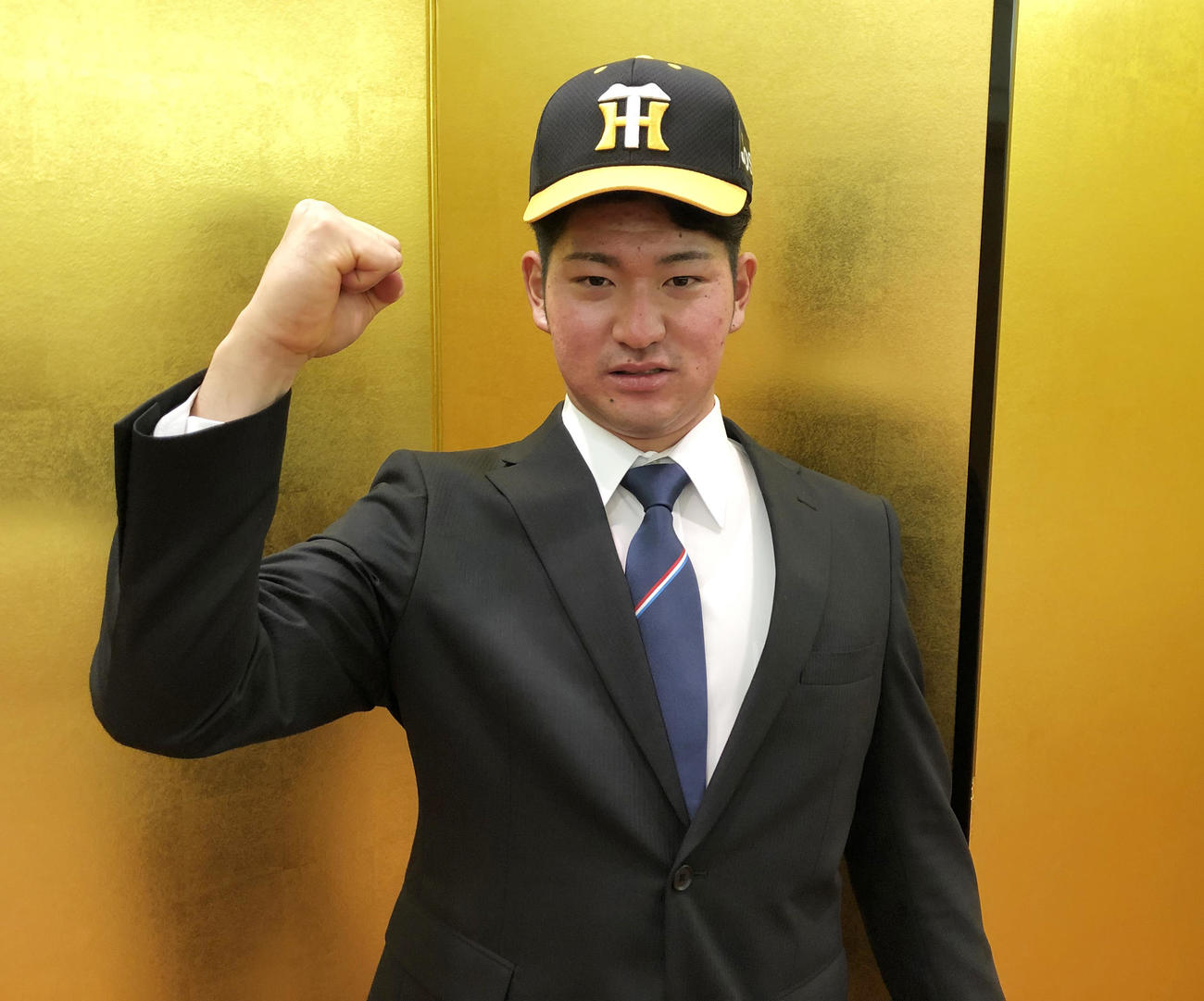 仮契約を結びポーズを決める阪神育成ドラフト1位の伊藤稜（阪神球団提供）