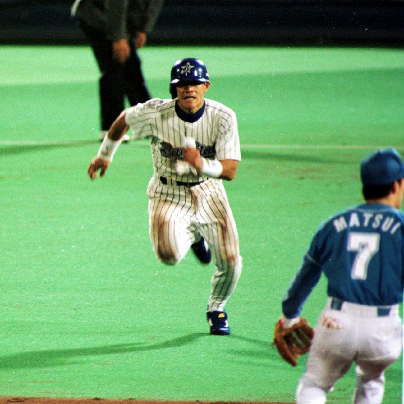 1998年日本シリーズ第1戦　横浜対西武　石井琢朗は二塁盗塁を試みる。右は遊撃手松井稼頭央（1998年10月18日）