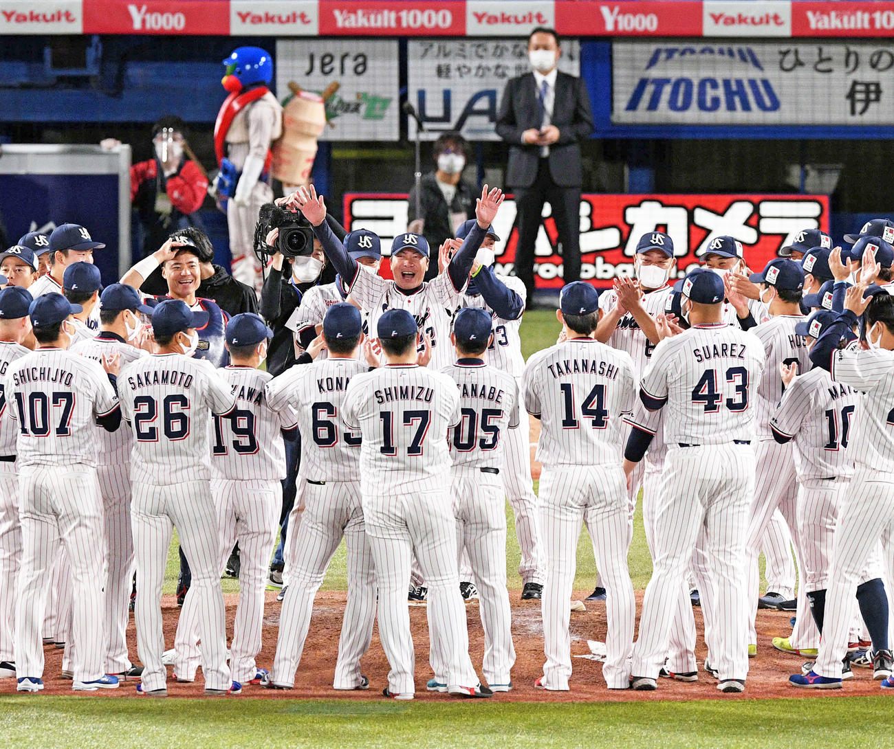 12日、日本シリーズ進出を決めナインにバンザイするヤクルト高津監督（中央）
