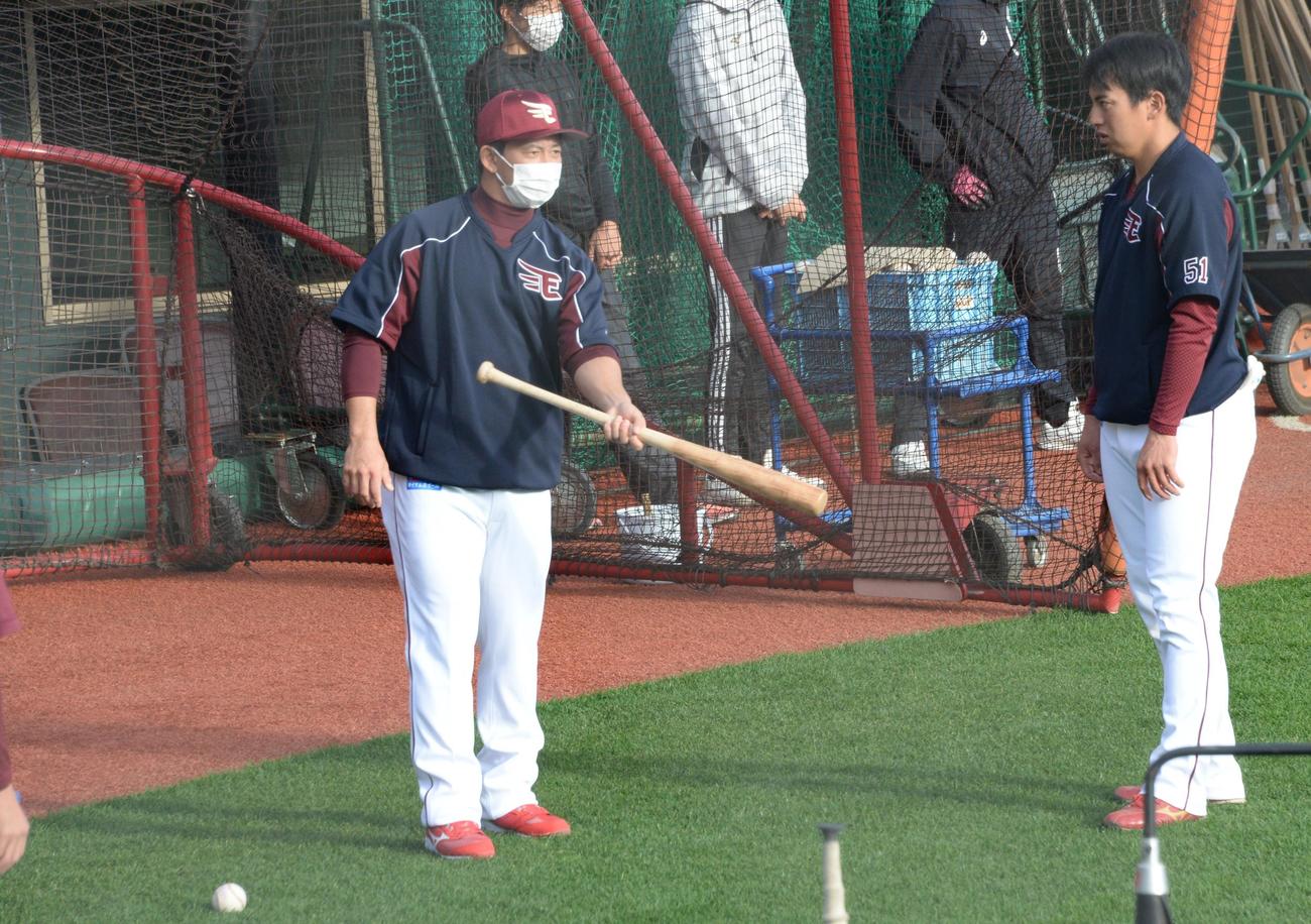 来季から楽天2軍打撃コーチに就任する雄平コーチ（左）が秋季練習初日から合流し小郷に指導する（撮影・鈴木正章）