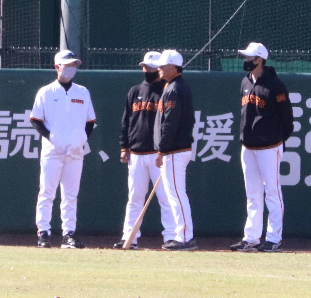2軍練習を視察に訪れた巨人桑田投手チーフコーチ補佐（左）（撮影・小早川宗一郎）