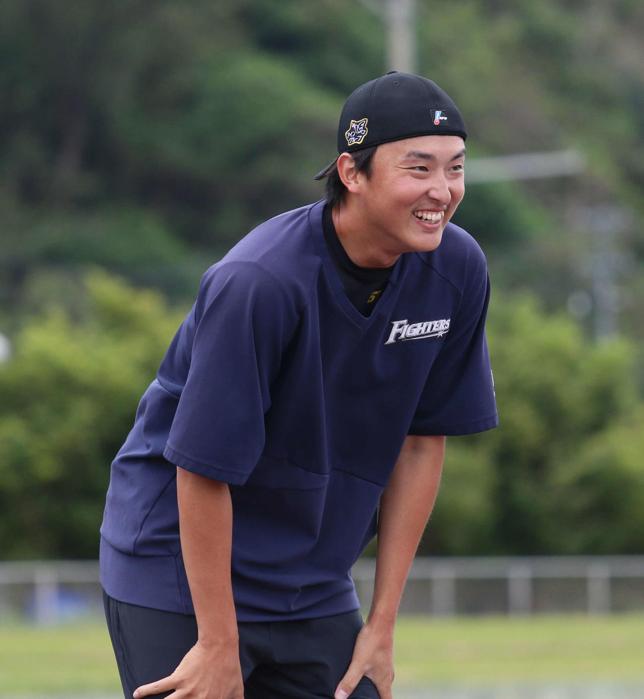 走り込みを終えた日本ハム石川直は笑顔を見せる（撮影・田中彩友美）