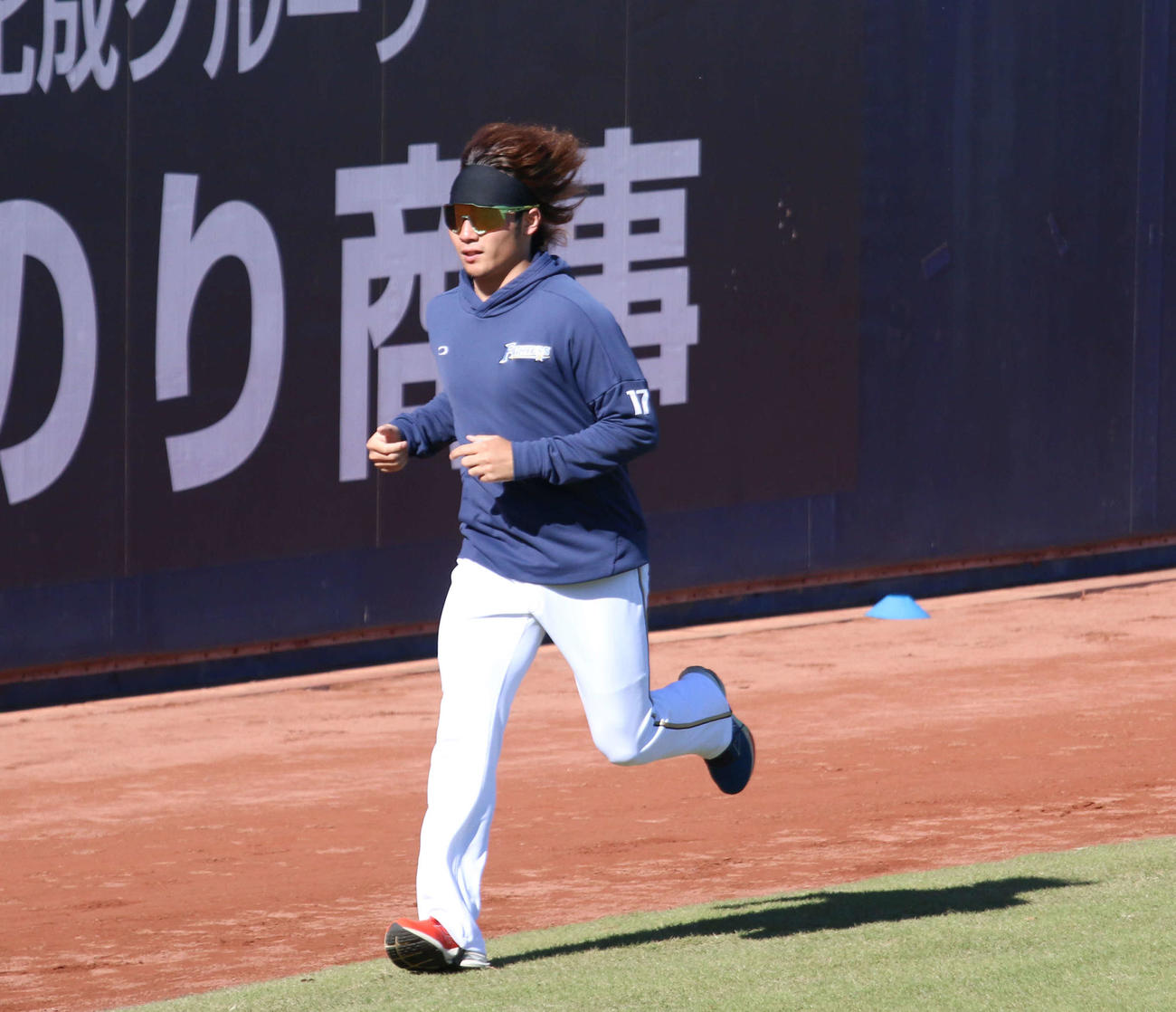 長髪をなびかせてダッシュする日本ハム伊藤（撮影・木下大輔）