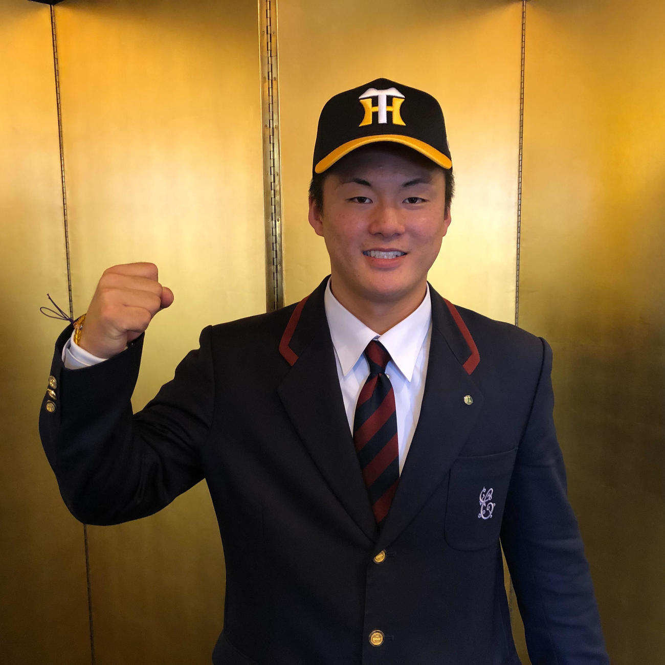 仮契約を結び笑顔をみせる阪神ドラフト4位の前川右京（球団提供）