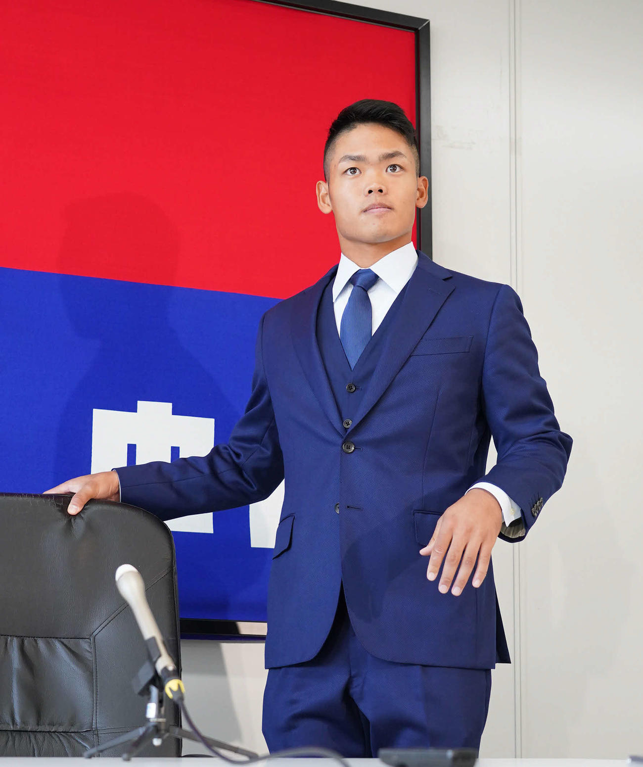 交渉を終え会見の席に着く根尾（撮影・森本幸一）