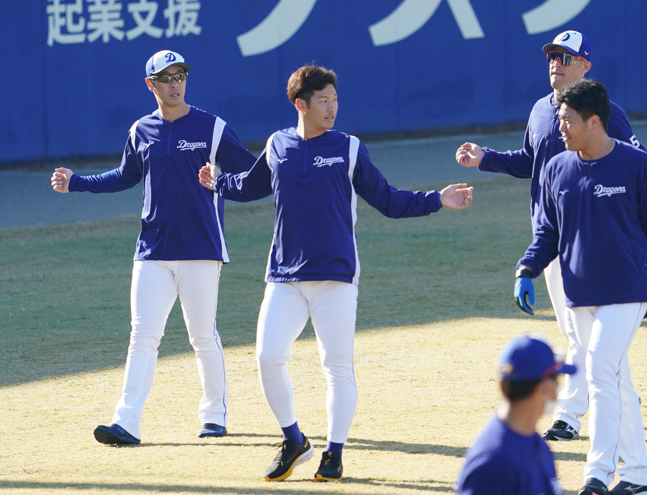 中日秋季キャンプ　京田（左から2人目）らの早出組に合流した阿部（左）（撮影・森本幸一）