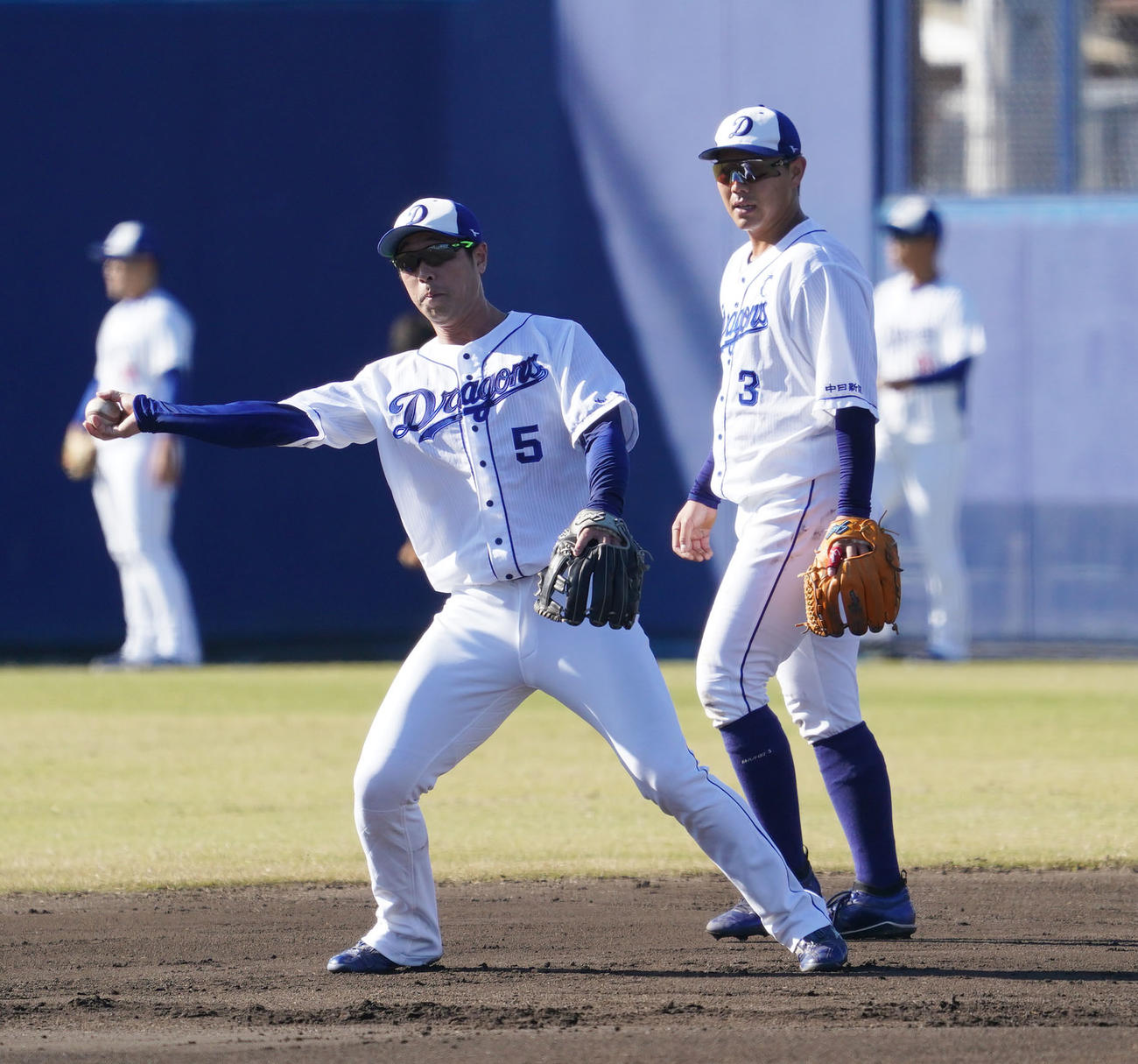 中日秋季キャンプ　内野ノックを受ける阿部（左）右は高橋周（撮影・森本幸一）