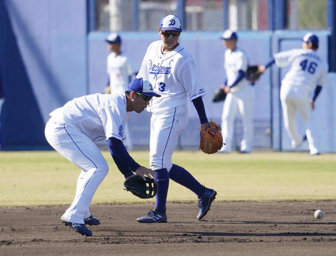 中日秋季キャンプ　内野ノックを受ける阿部（左）右は高橋周（撮影・森本幸一）