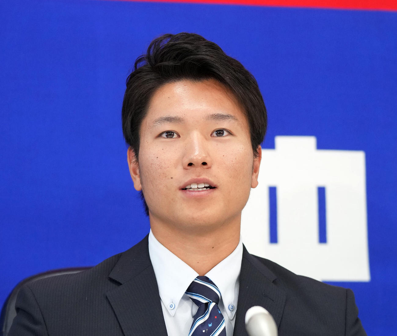 交渉を終え会見する清水（撮影・森本幸一）