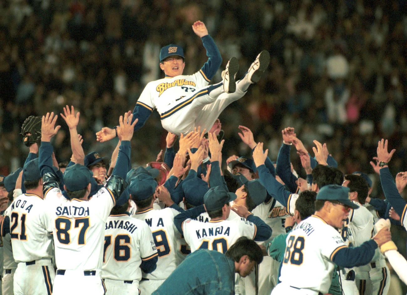 96年10月、日本一となったオリックス仰木監督は胴上げで宙を舞う