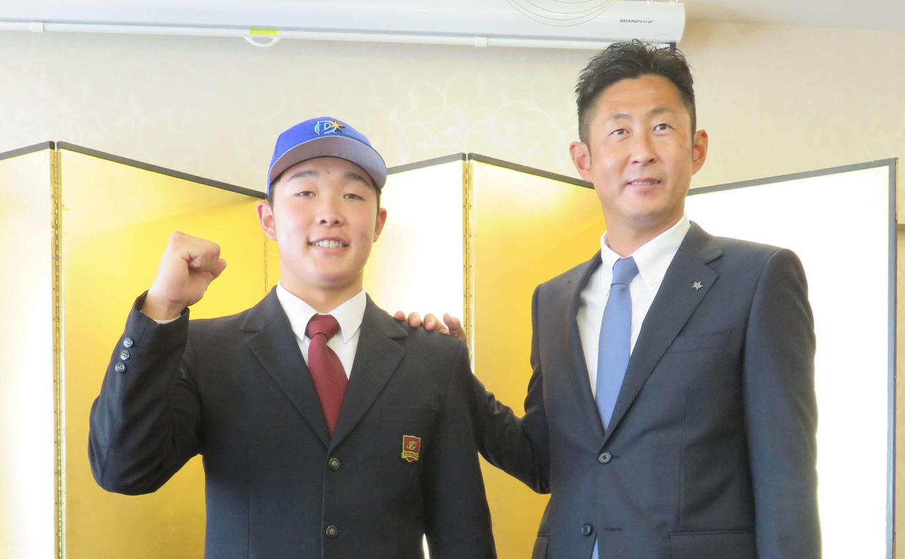 仮契約を結んだDeNAドラフト3位の東京学館・粟飯原（左）と吉見スカウト