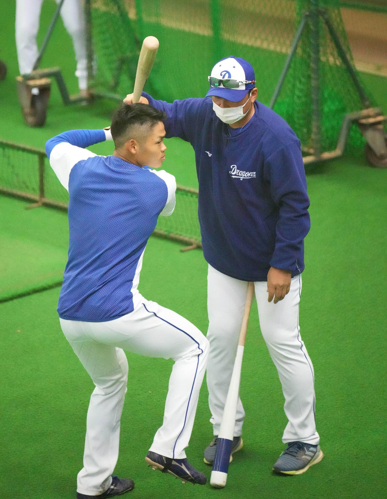 森野打撃コーチ（右）の指導を受ける根尾（撮影・森本幸一）