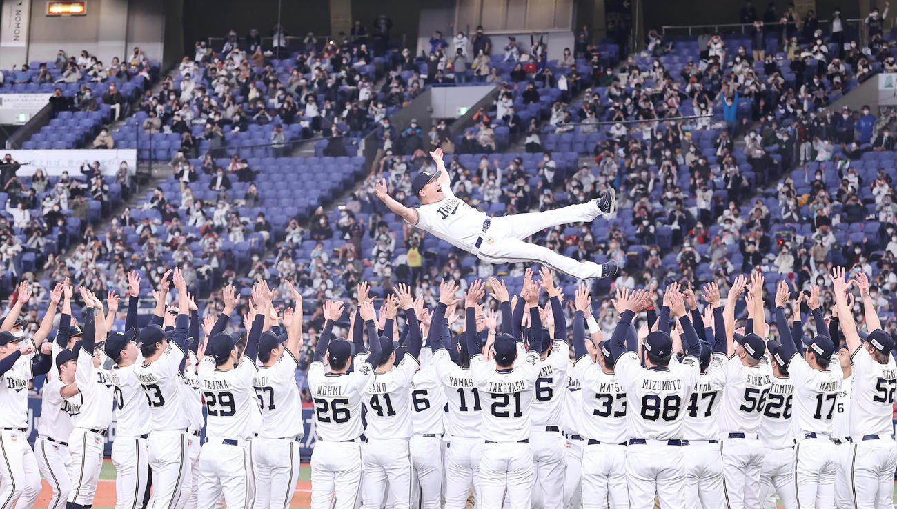 21年11月12日、ロッテに勝利しクライマックスシリーズ優勝を果たしたオリックス中嶋監督（中央）はナインから胴上げされる（撮影・垰建太）