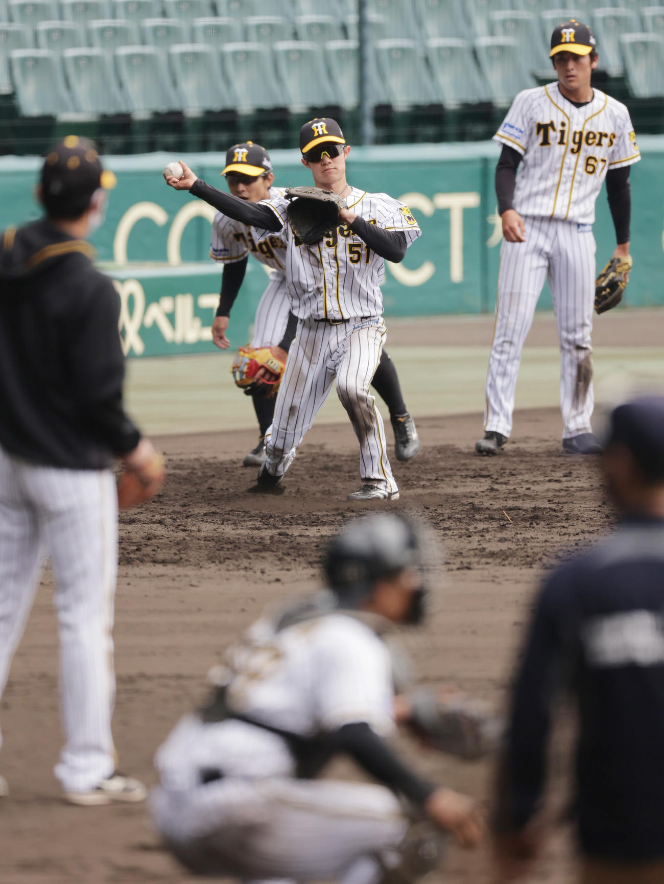 守備練習を行う阪神中野（51）ら選手たち（撮影・清水貴仁）