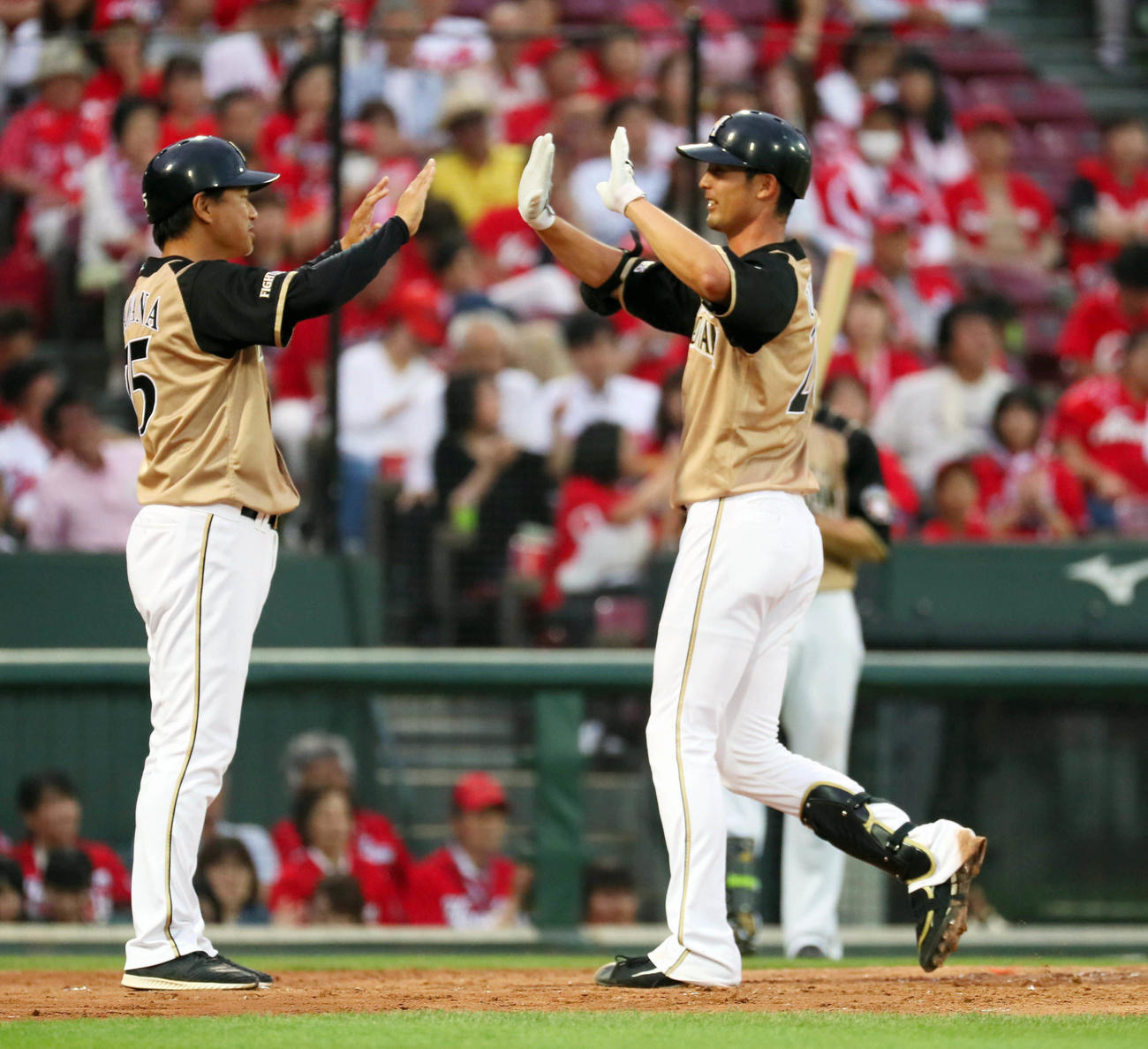 18年6月、右越え本塁打を放った日本ハム上原健太