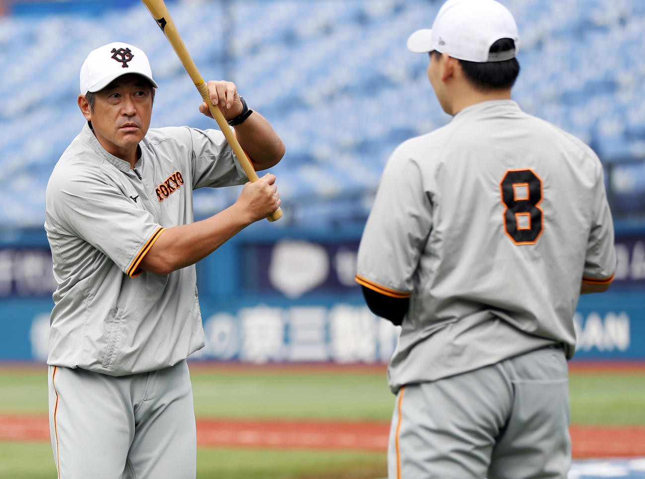 巨人時代、丸（手前）に指導する石井野手総合コーチ（2021年9月9日撮影）