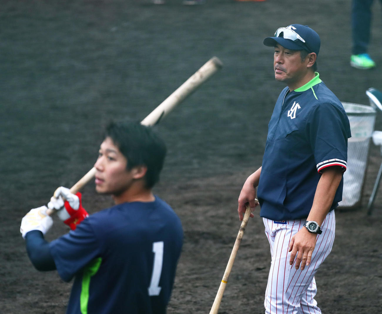 山田哲人に打撃指導する石井琢朗コーチ（2018年2月2日撮影）
