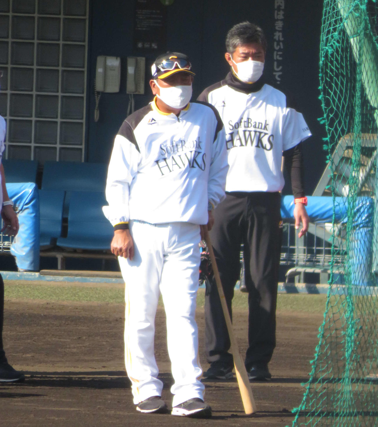 練習を見守るソフトバンク藤本監督