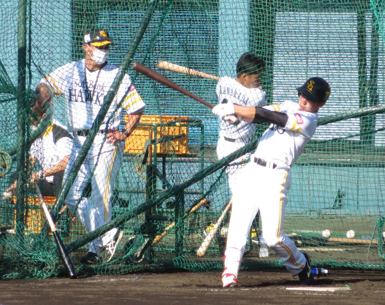 ソフトバンク栗原は長谷川コーチ（左）が見守る中で打撃練習