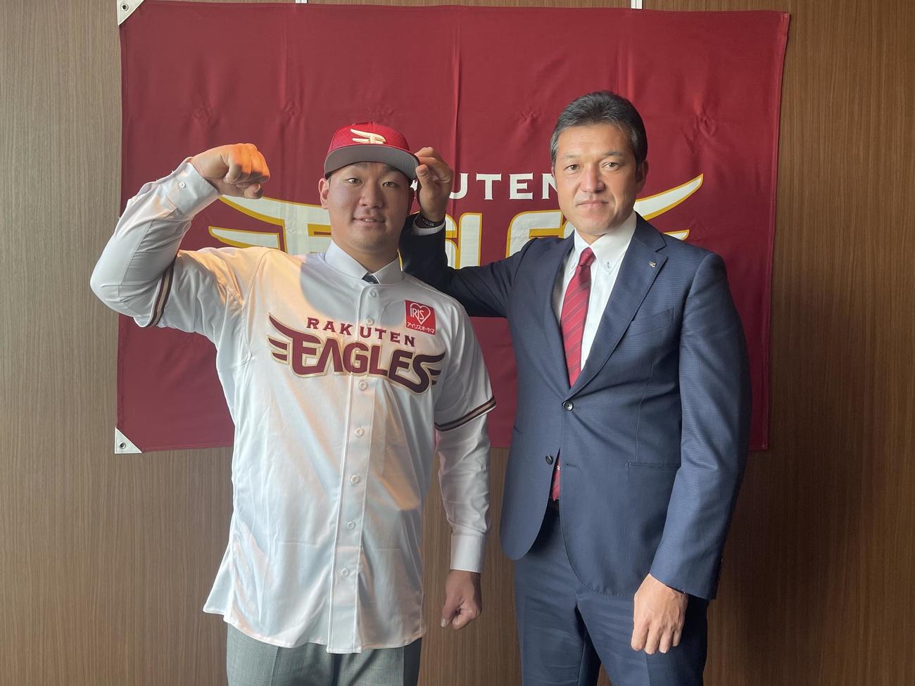 契約合意した楽天ドラフト2位の愛知大・安田（左）は山田スカウトに帽子をかぶせてもらい健闘を誓った（楽天野球団提供）