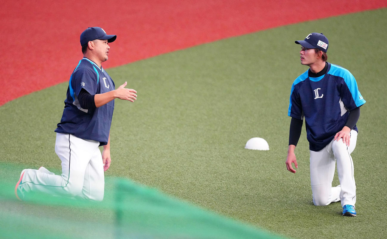 試合前練習中に言葉をかわす西武今井（右）と松坂（2021年10月18日撮影）