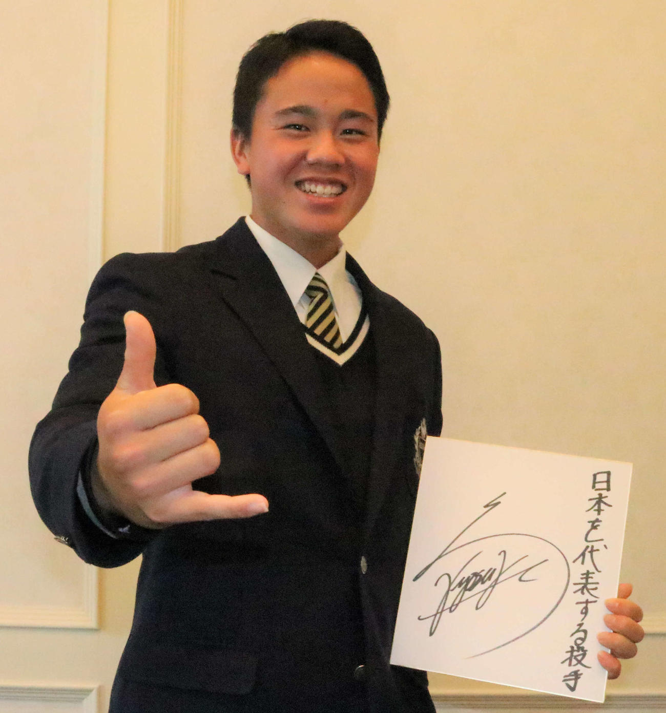 仮契約を結び笑顔でビッグボスポーズをする中京大中京・畔柳（撮影・小林憲治）