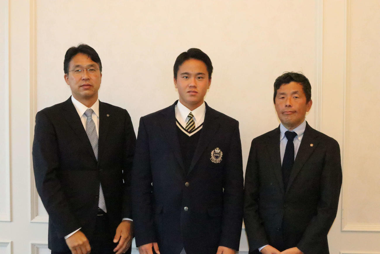 仮契約を結んだ中京大中京・畔柳（中央）と日本ハム・大渕スカウト部長（左）、熊崎担当スカウト（撮影・小林憲治）