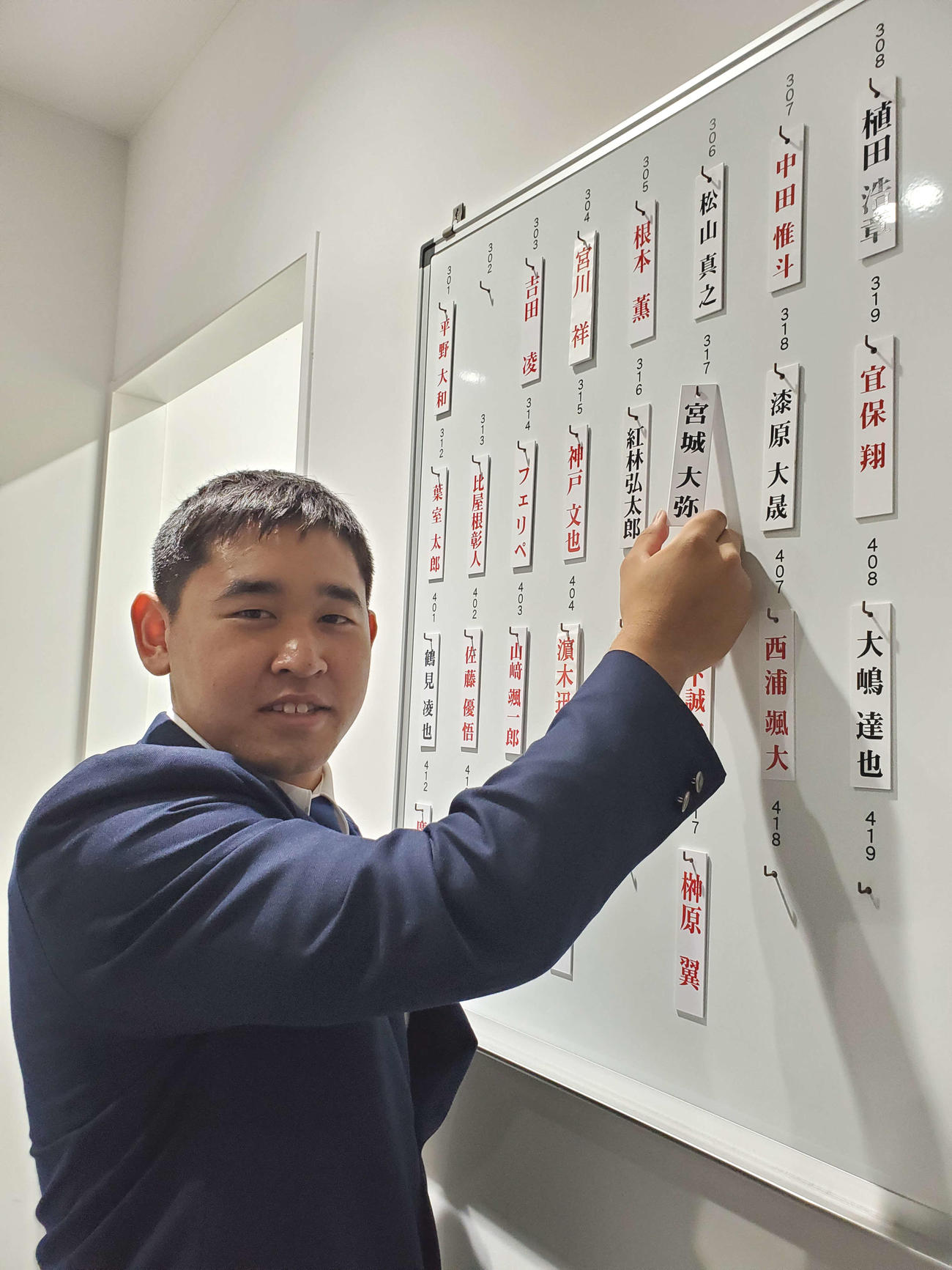 20年1月、初々しく部屋プレートを示すオリックス宮城