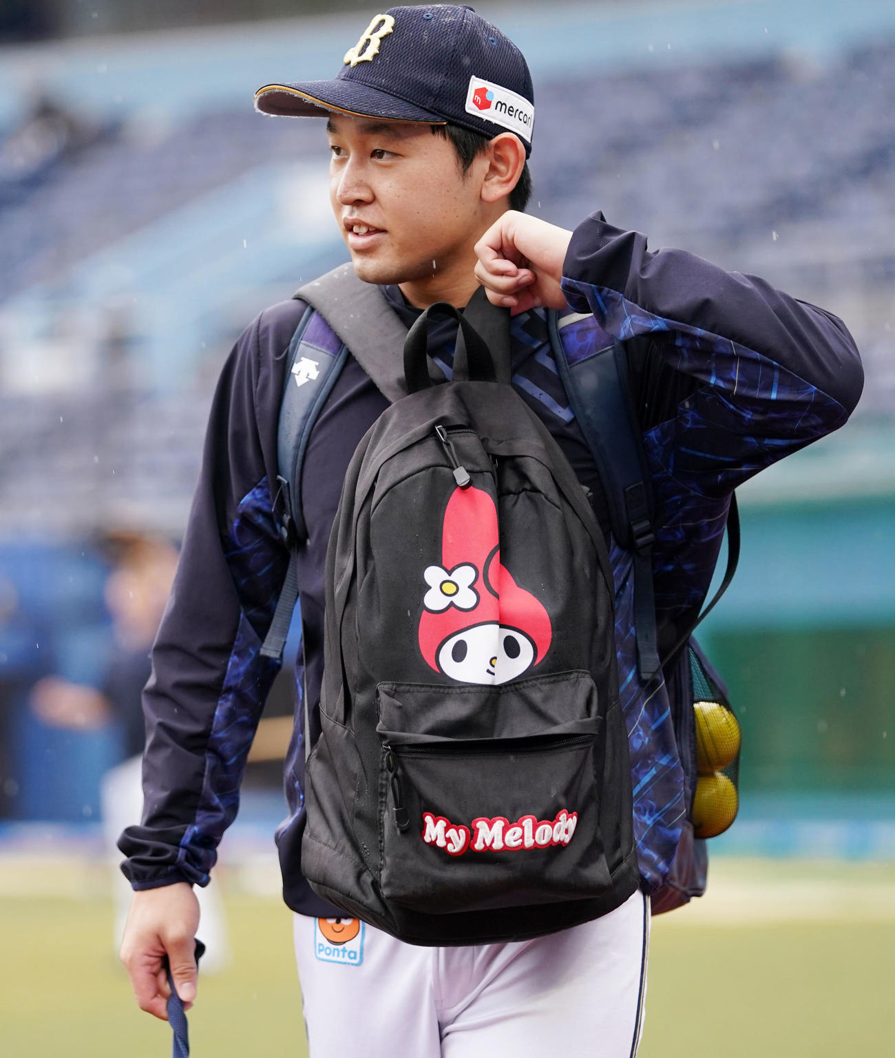 マイメロディのリュックを背負って練習へ向かうオリックス宮城（2021年9月30日撮影）