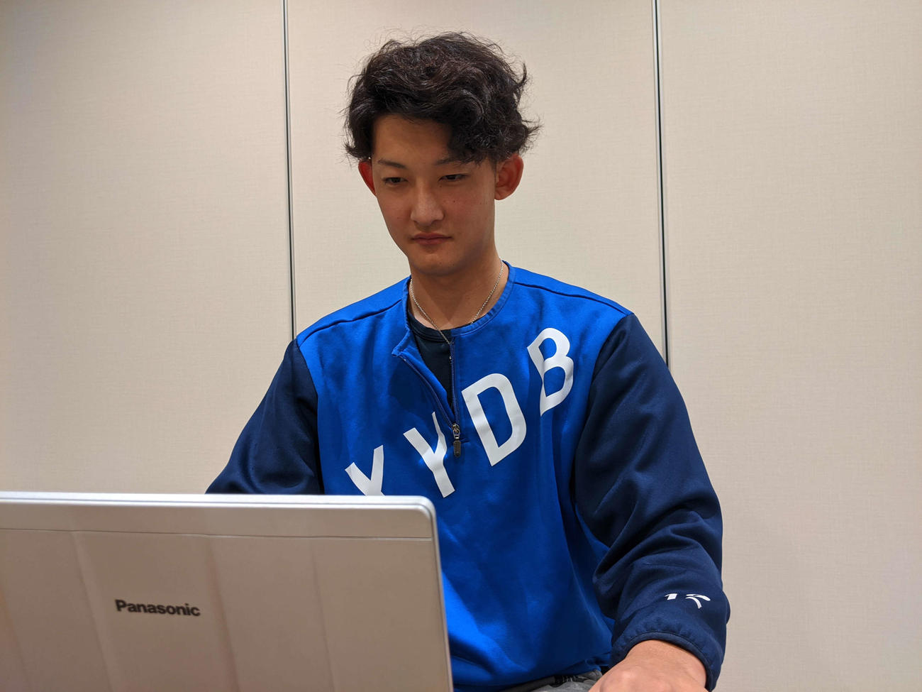 契約更改交渉後、取材に応じるDeNA阪口（球団提供）