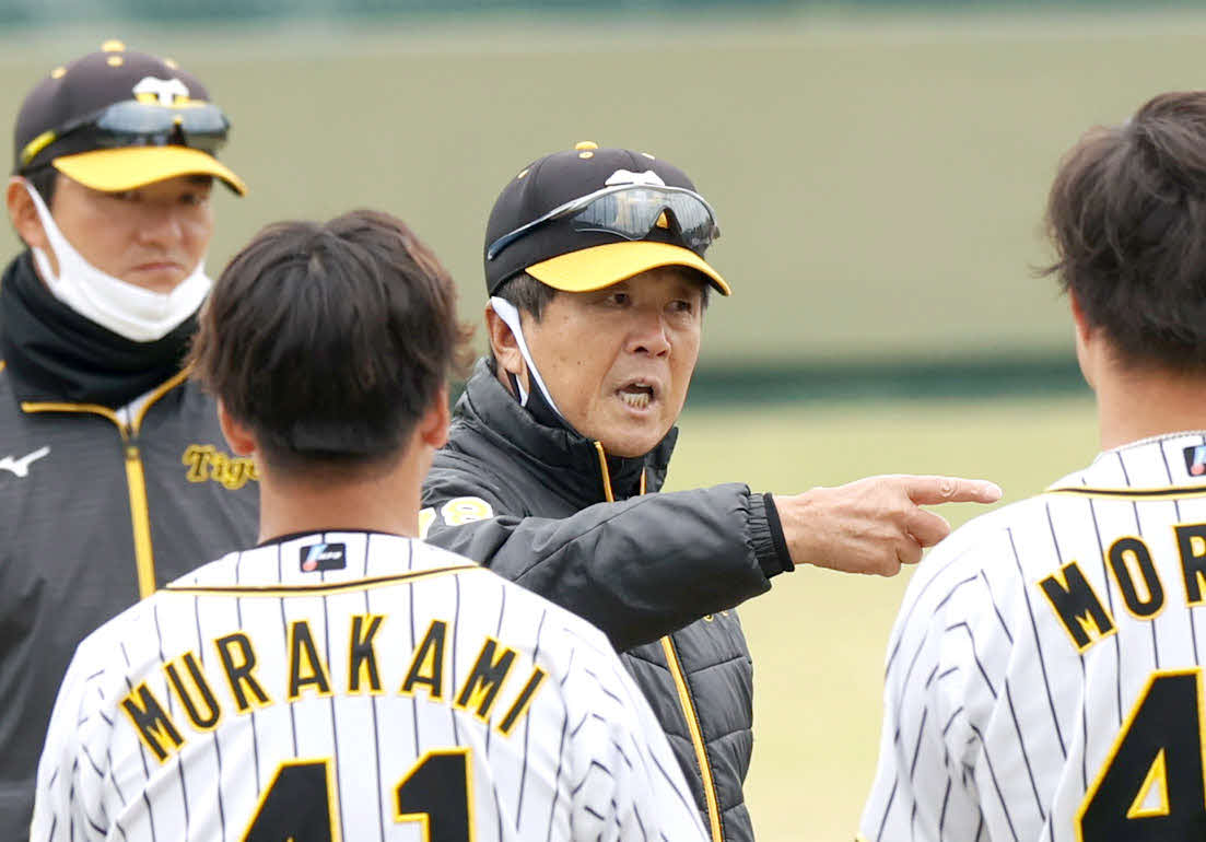 阪神平田2軍監督（中央）は投手陣を集めて激怒する（撮影・上山淳一）