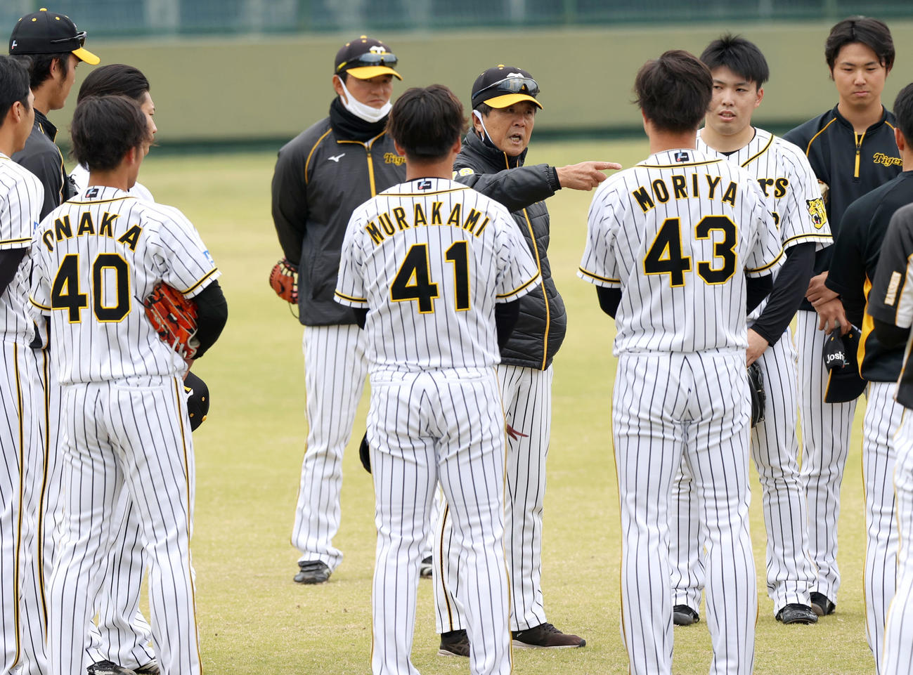 平田2軍監督（中央）は投手陣を集め、激怒する（撮影・上山淳一）