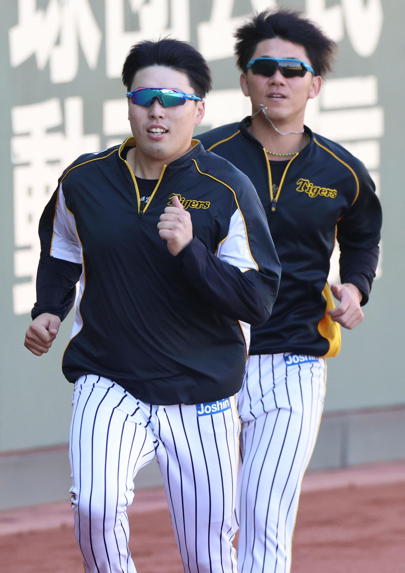 外野でダッシュする馬場。右は伊藤将（撮影・上山淳一）